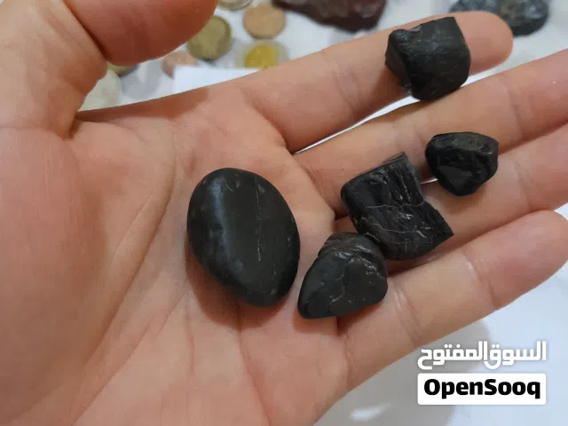 Untreated rough black diamond الماس خام اسود غير معالج