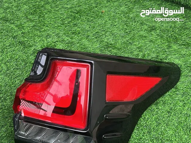 ليت لكزس LX600 وكاله جهه اليمين فيه كسره صغيره شغال ومافيه اي مشاكل