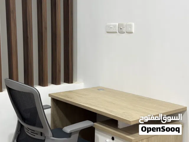 مكتب مع كرسي شبه جديد