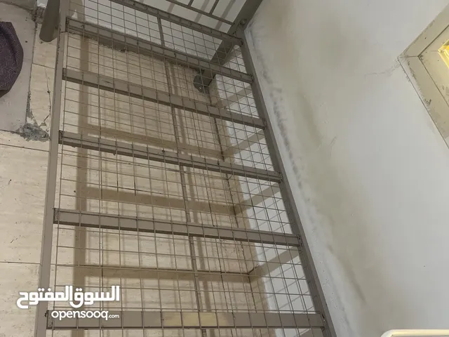 شاشة تلفزيون 32 انش و سيرير بي 25 دينار
