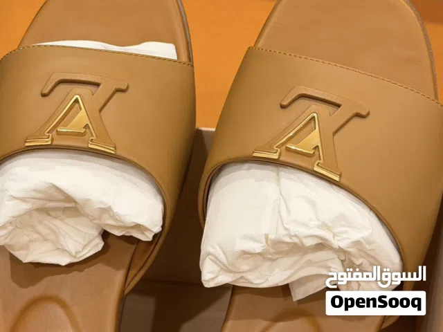 نعال lv اصليه لون البني بحاله ممتازه فقط فيها خذوش من تحت وين مكان المشي تقريبا استعملت مرتين بس من