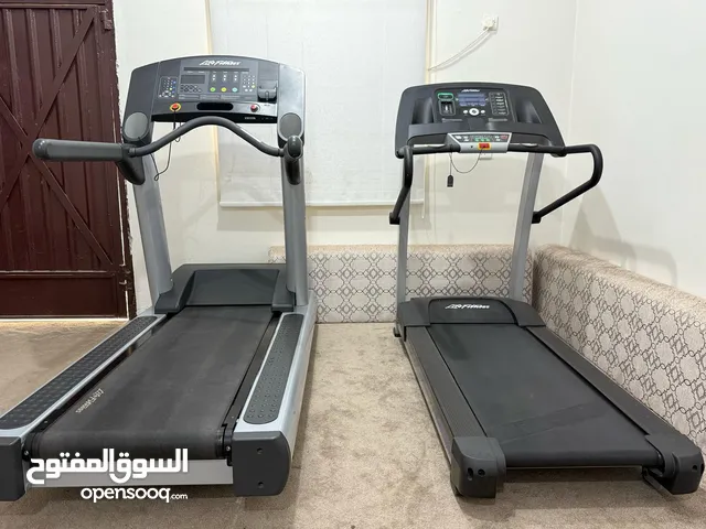 جهازين مشي life fitness أمريكي