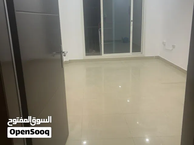 للإيجار شقه غرفه وصاله وحمام ومطبخ  حولي  قطعه 8 عند المدرسه الباكستانيه عائلات