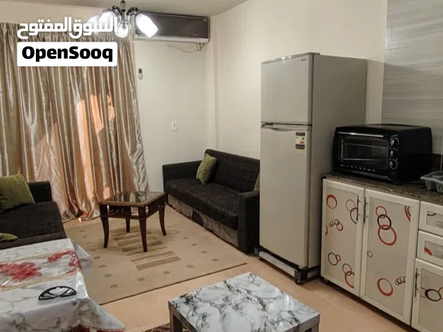 شاليه إيجار بقريه لاسرينا العين السخنه ثلاث غرف واثنين حمام على حمام السباحة مباشر دقيقه من البحر