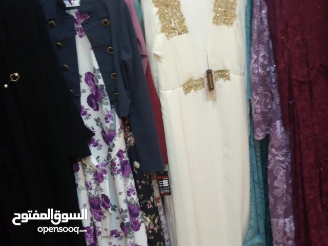 محل ملابس للبيع كامل