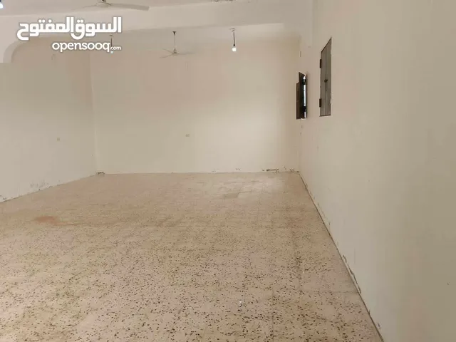 صاله حجم كبير من 3 طوابق للاجار