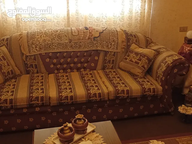 طقم غرفة ضيوف 7 مقاعد بحالة جيدة ليس بحاجة لشئ اسفنج ممتاز وقماش ولا مزع ولا اهتراء خشب ممتاز