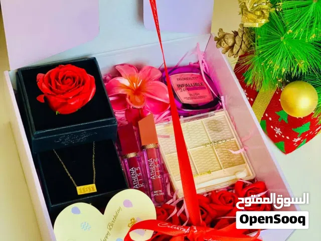 بوكس صغير قلادة وقت الأماني  11:11، بكج باليت، قطعتين حمر، بلاشر باربي،  قراصة الشعر على شكل