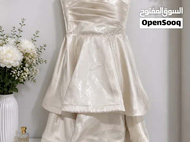 فستان للإيجار