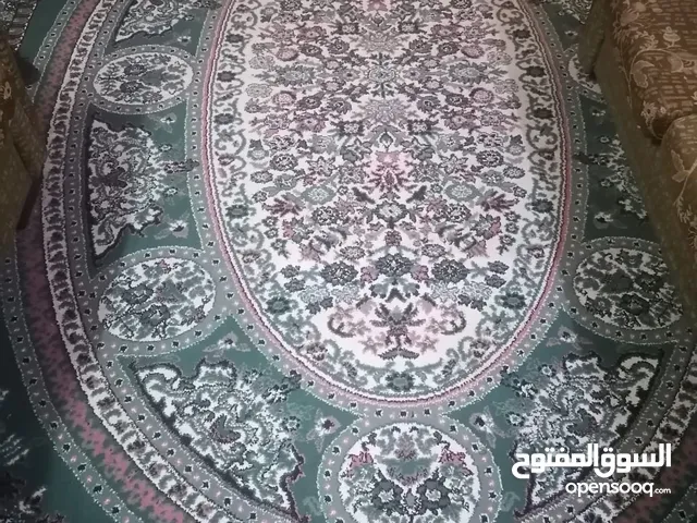 للبيع طقم كنب بحالة جيدة ثلاثية وأربعة مفرد.. سجادة 3/4 نوع تقيل نضيفة ونفس اللون برادي لغرفتين