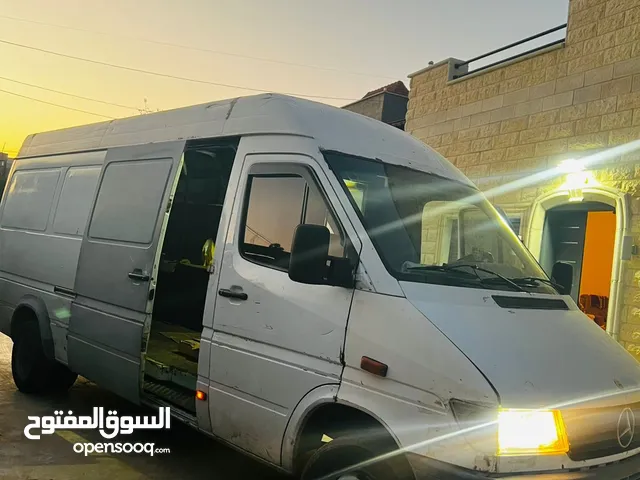 تمام  الباص نظيف ما فيه ضربات  اصل تجاري نظيف ضريبة  موديل 2000  باب سحاب على الجنب  شصي نظيف  بققص