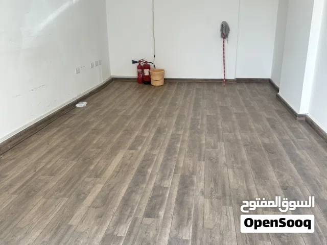 للايجار محل راقي بالحوض السادسه بجوار واصل للصرافة موقع مميز