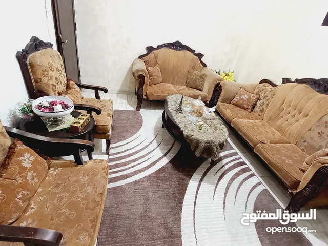 كنب مكون من سبع مقاعد