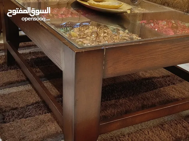 طقم طاولات 3 قطع خشب زان بحالة جيدة لون بني غامق مع سطح زجاجي للبيع بسعر رمزي.