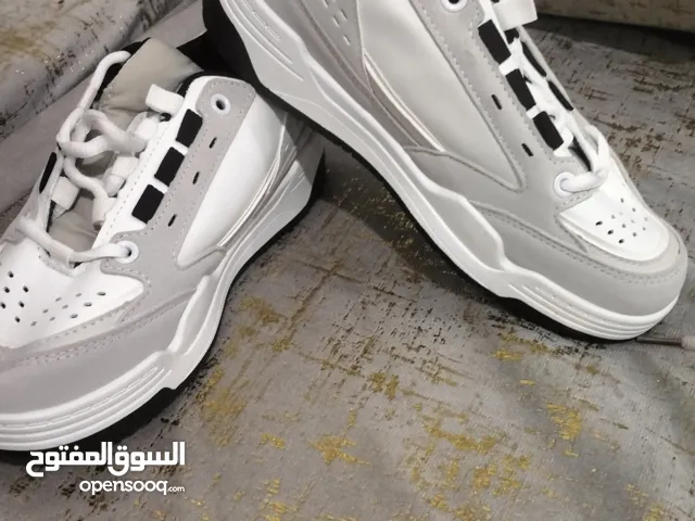 أحذية جديدة للبيع