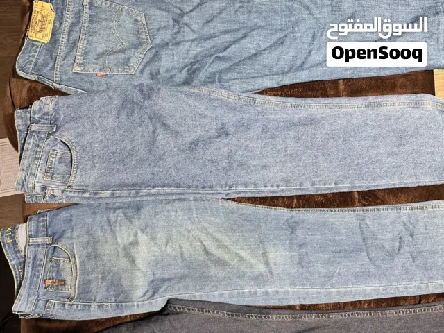 بناطيل جينزات للبيع بماركات متنوعه بسعر 3 دنانير للجينز