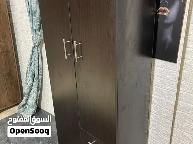 دولاب ضلفتين وتلاته درج عرض 80 سم  الوان ساده وخطوط دهبي