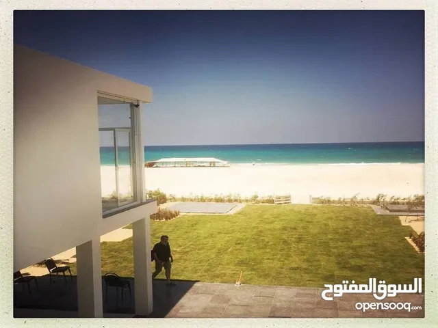 للبيع في فوكا باي الساحل الشمالي شاليه غرفتين متشطب بالفرش و الاجهزه بمقدم و الباقي اقسط و خصم الكاش