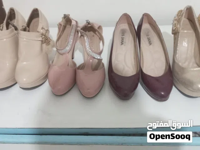 يوجد احذيه نسائيه مستعمله