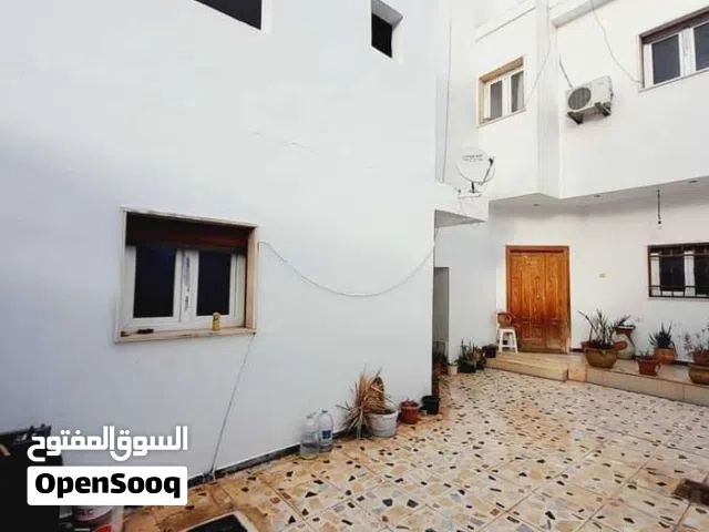 منزل بمنطقة الفرناج دورين مفصولات وملحق بناء 2010  مساحة الارض 200 والمسقوف كل دور