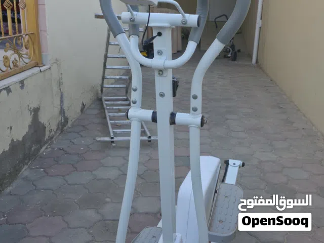 جهاز كارديوا جيد جدا مع شاشته افضل جهاز لانقاص الوزن الجهاز جميل جدا للتنقل به عجلات في الأسفل انصح