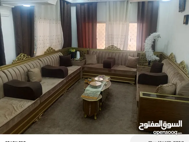 مجلس وغرفة سفرة وغسالة وكولار ماء وهوت ومايكرويف وشاشة 60 بوصة