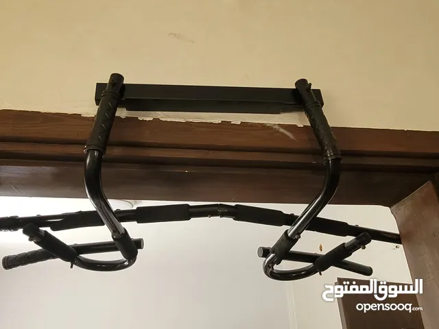 دامبلز عشرين كيلو وبار زقزاق وبار مستقيم مع اوزان 80 كيلو وعقله تتعلق على كشفة الباب ومع حبال مقاومه