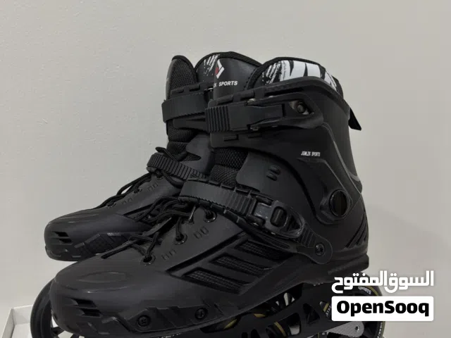 Three-wheeled roller skates, speed 35 km/h