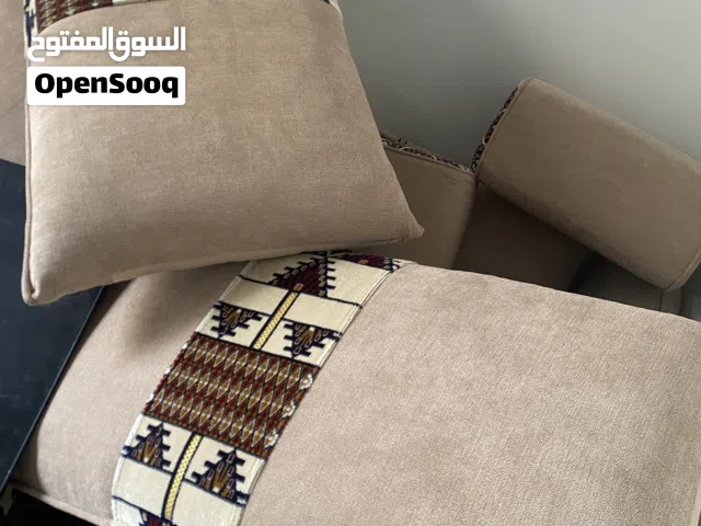 كنب جلسه ارضي مع 4 طاولات بقزازهم ومع مراكيهم وفرشتهم