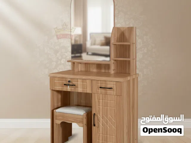 طاولة تسريح خشبية عصرية مع مرآة قوسية وكرسي مبطن