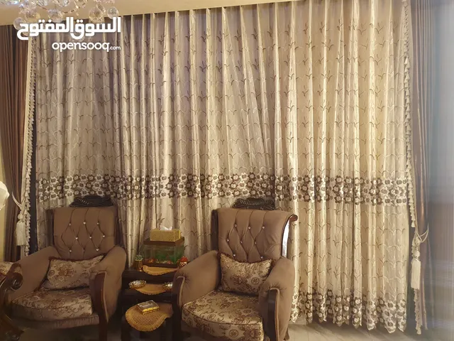 طقم كنب بحاله جيده جدا للبيع مع سجاده والبردايه