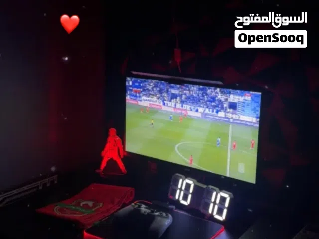 شاشه  قيمنق 180هرتز من شركه قيم اون وليت فوق شاشه و موس باد و سماعه فيها ليتات