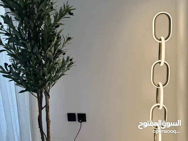 اضاءة ارضية منزلية فاخرة جدًا وعصرية غير مستعملة، للبيع بأقل من نصف السعر. Very luxurious new lamp
