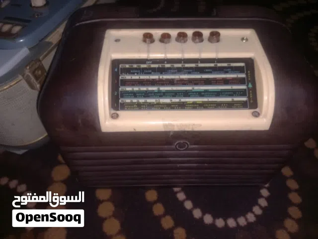 راديو وسجل بكرات قديمات لمبات