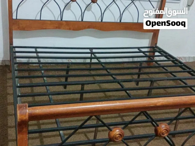 سرير حديد مع زان تفصيل مع تسريحه ثقيل مع قواعد حديد لارضية السرير مع فرشه زنبركيه وارد الخليج