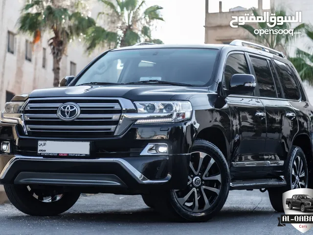 Toyota Land Cruiser 2017 Gx-r V8 السيارة بحالة الوكالة و قطعت مسافة 141,000 كم اللون : اسود