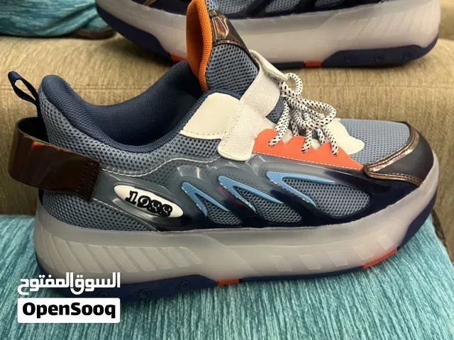 حذاء رياضي مزود بإضاءة LED وعجلات وشحن USB