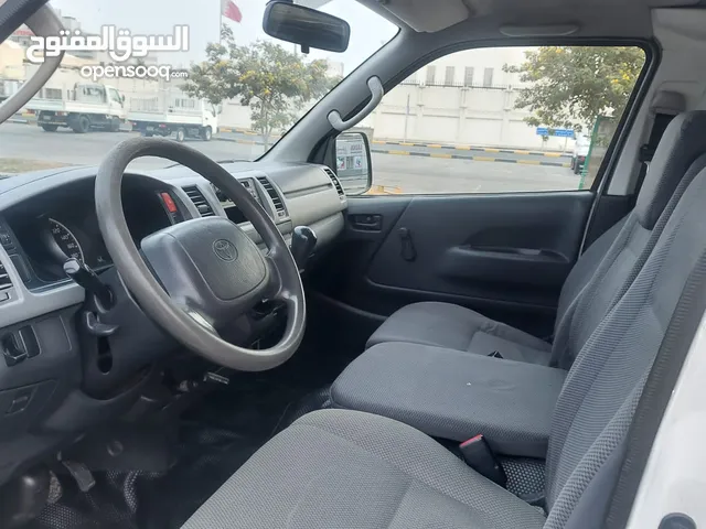 Toyota Hi-Ace Bus Half Cargo Van Well Mantaine