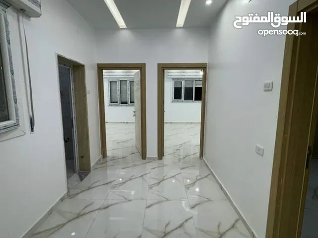 شقة ارضية نظيفة و مشطيبة تشطيب حديث ربي يبارك جاهزة طول لسكن في طرابلس في شارع جاكرتا