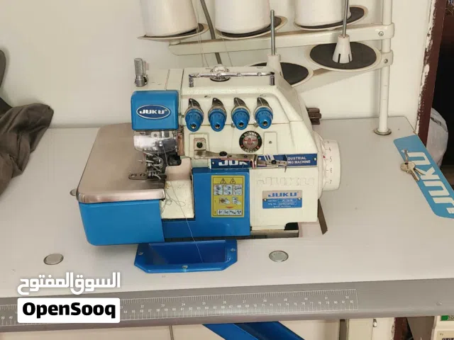 ماكينة خياطة أوفر لوك صناعية JUKU مع دينمو اقتصادي وطاولة – شبه جديدة