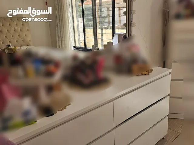 تسريحه خشب أبيض سويدي مع مرايه واناره بستة أدراج
