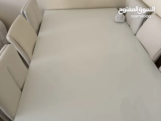 طاوله طعام تحتوي على ست كراسي