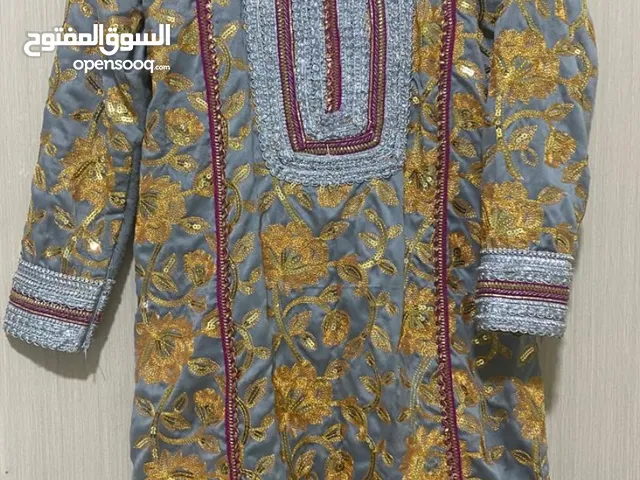 لبس عماني رصاصي مع بنفسجي