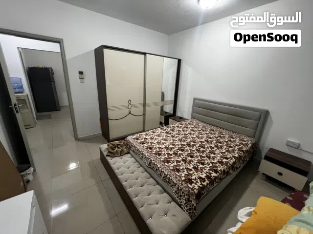 غرفة نوم كامله سرير مع دولاب واتنين طاوله