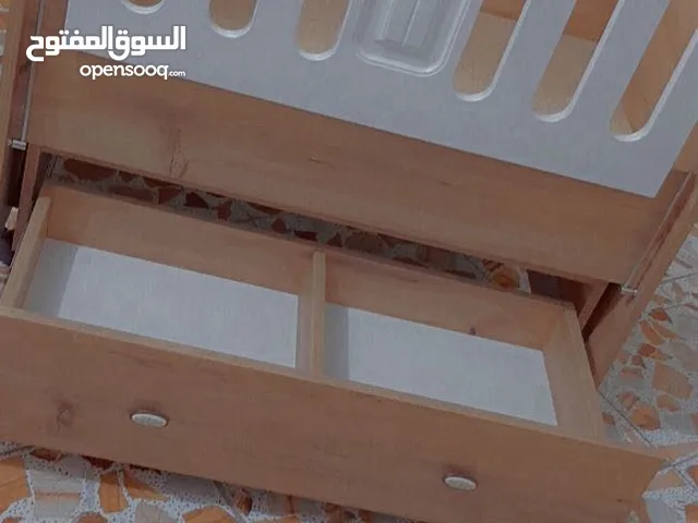 چرباية طفل من حديث ولادة الى عمر 3سنوات لون ابيض وخشبي وبيها چروخ مع دوشگ عالي هدية