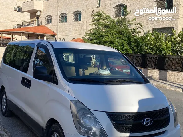 توصيل طلاب المدارس والموظفين في عمان..نقل سياح في جميع أنحاء المملكة مع خدمات نقل من وإلى الجسر