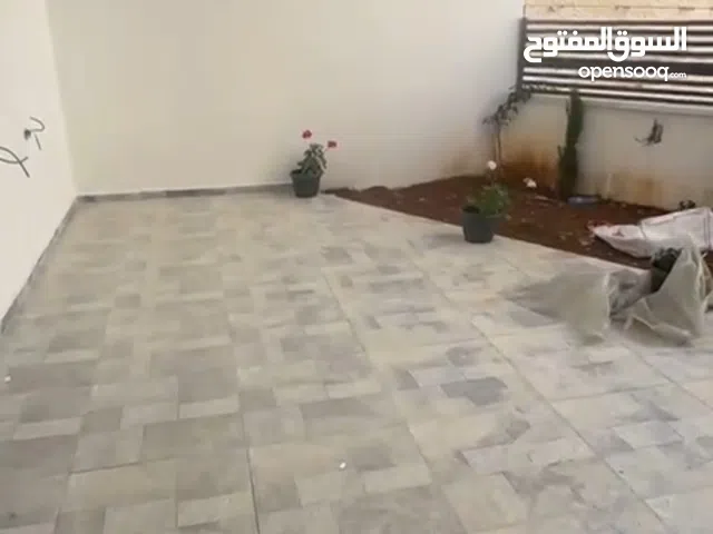 شقه للبيع  مع حديقه الطيره خلف مطعم ريف