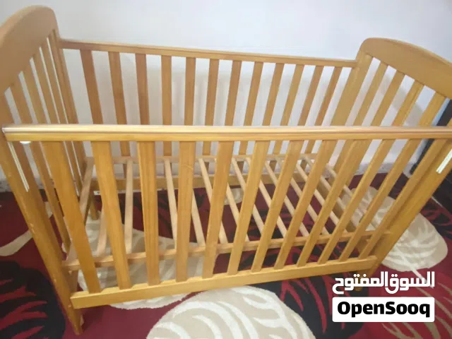 تخت اطفال خشب صولد للبيع