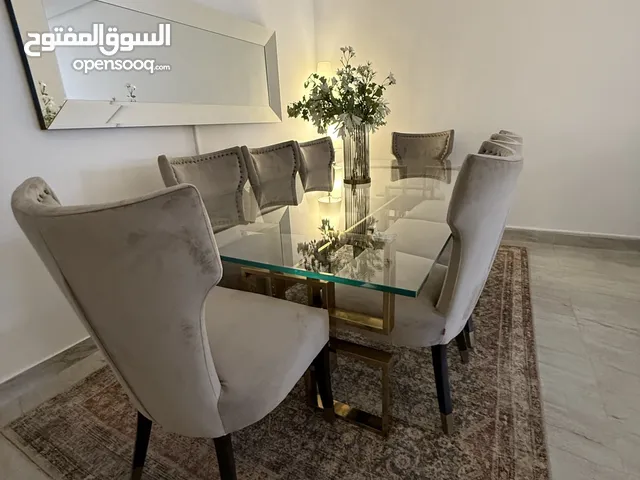 طاولة و 8 كراسي