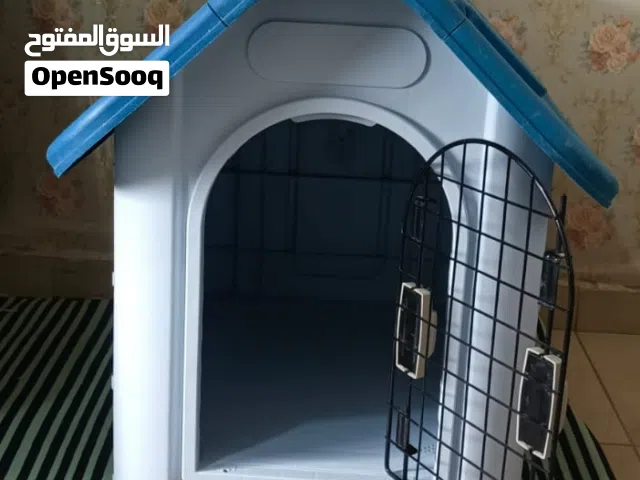 للبيع بيت كلب بلاستيك مع باب حديد بحالة للوكالة مناسب للاستخدام داخل أو خارج المنزل